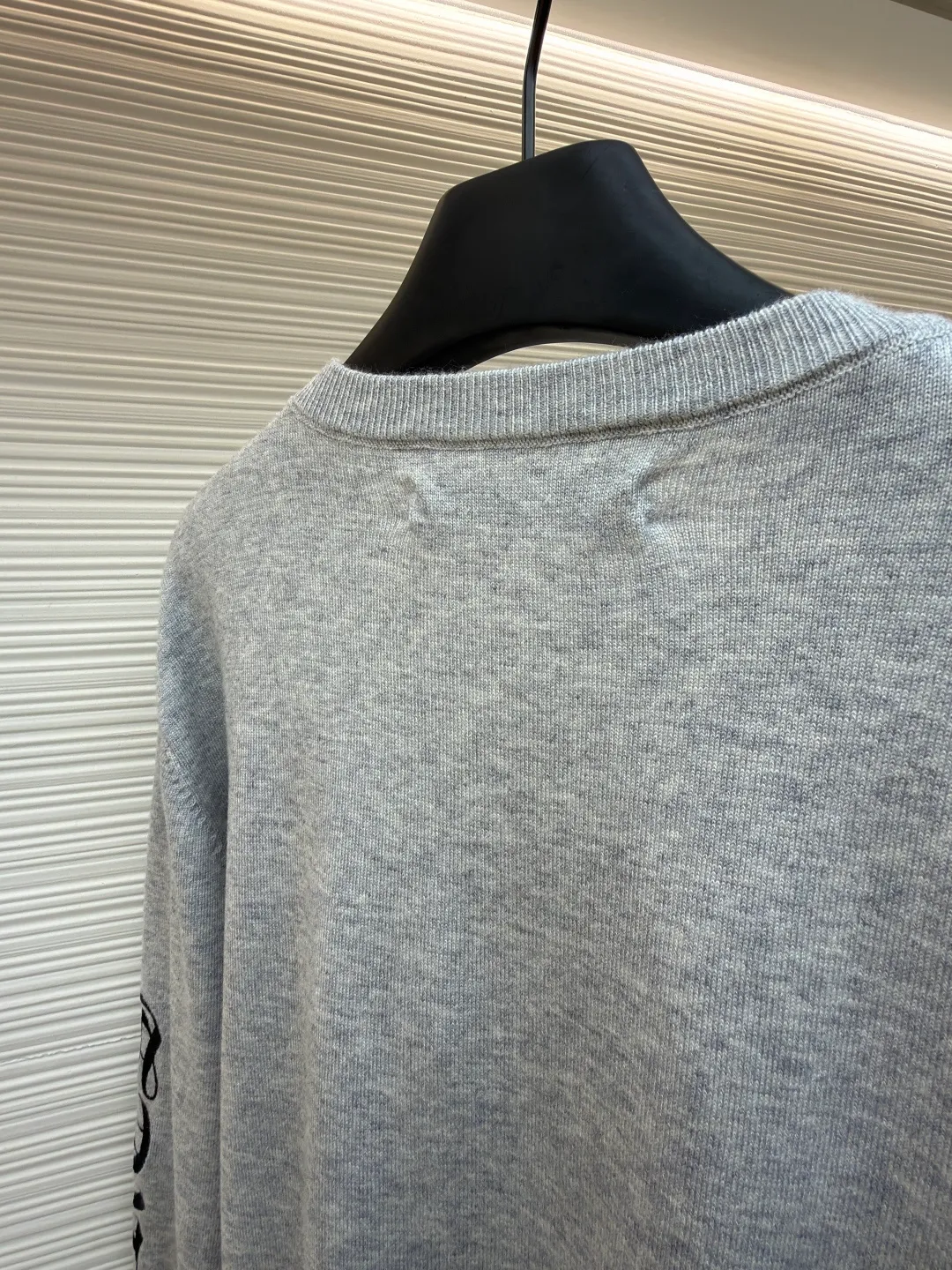 Chrome Hearts scroll embroidered sweater ●Item number: 1682475-A85 ●Fabric: wool fabric ●Technology: embroidery production ●Color: gray ●Version: loose fit ●Weight: about 470 grams ●Size: S-M-L-XL ●Description: Select high-quality wool and cashmere raw materials, blended according to a certain proportion. Wool provides warmth and durability, while cashmere gives clothing a soft, delicate feel. The combination of the two makes the fabric both comfortable and practical. Different from market products, our sweaters feel softer and waxier. We use the shrinking characteristics of cashmere fiber to shrink the sweaters. Ironing knitted sweaters to make them smoother and crisper while maintaining style characteristics. The ironing process requires precise control of temperature and pressure to prevent clothing from deforming or being damaged. The overall wiring is straight and delicate, the fabric is comfortable and soft, and the color is consistent without color difference. It can be matched with the same style to create a fashionable look and control various occasions. Customized accessories, complete with three standards, same style for men and women!